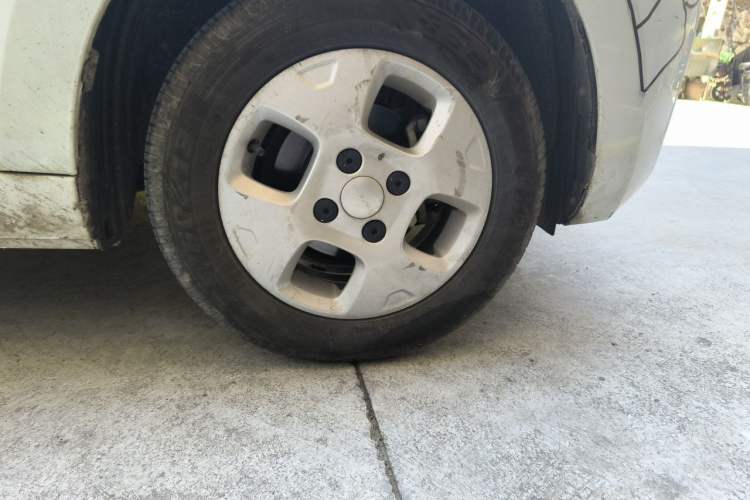 Used Roewe Clever 2021 302 km New Four-Seater Super-Efficient Version Right Front Wheel Hub