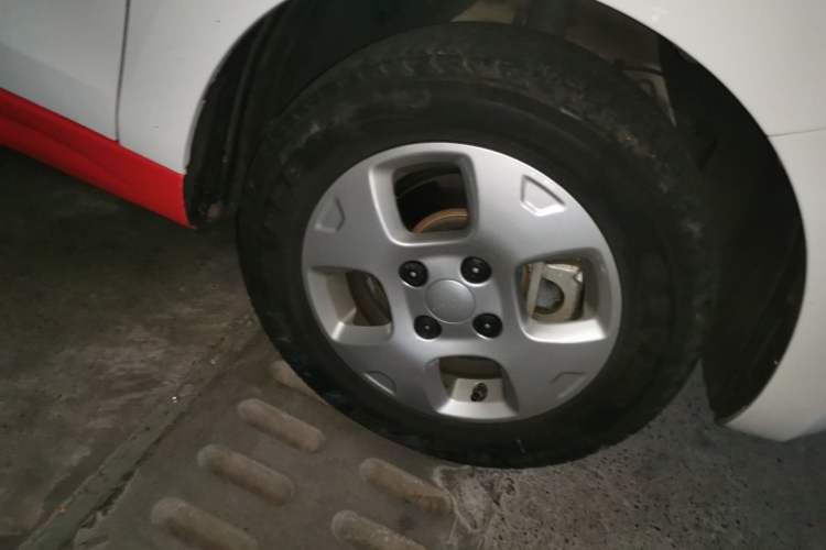 Used Roewe Clever 2021 302 km New Four-Seater Super-Efficient Version Right Front Wheel Hub