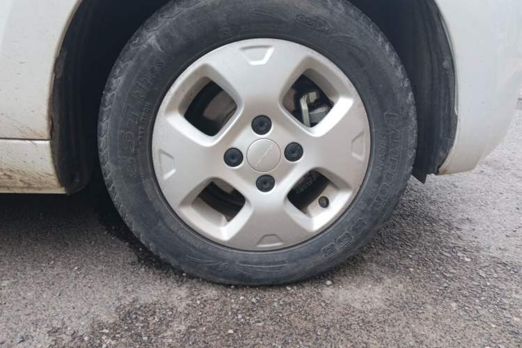 Used Roewe Clever 2021 302 km New Four-Seater Super-Efficient Version Right Front Wheel Hub