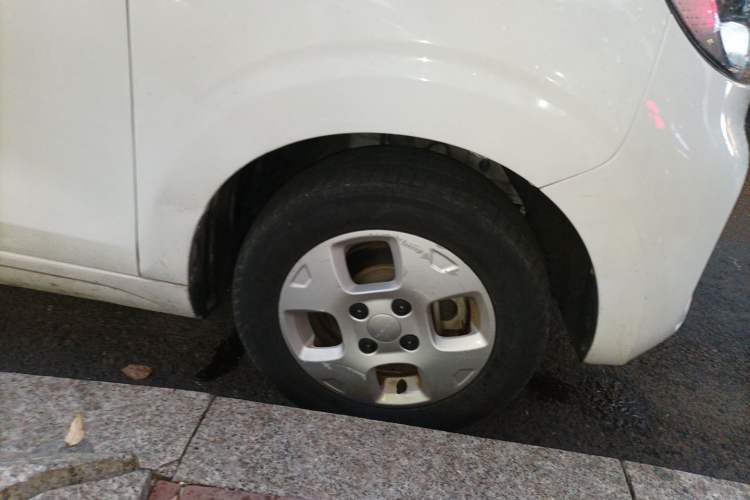 Used Roewe Clever 2021 302 km New Four-Seater Super-Efficient Version Right Front Wheel Hub