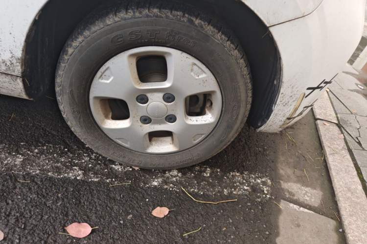 Used Roewe Clever 2021 302 km New Four-Seater Super-Efficient Version Right Front Wheel Hub