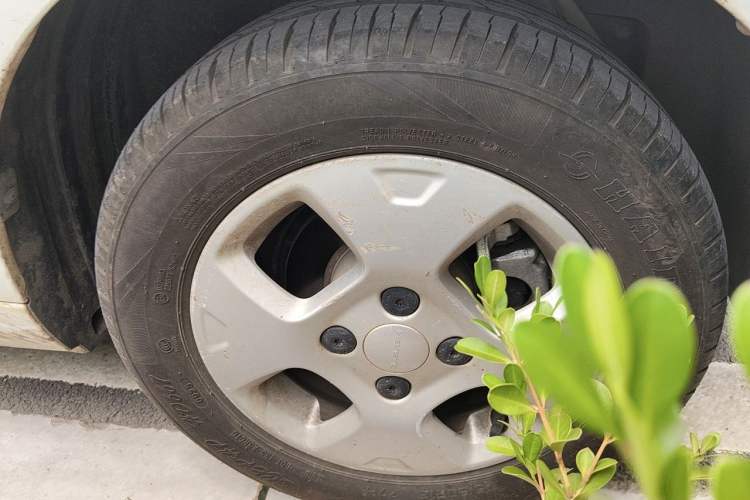 Used Roewe Clever 2021 302 km New Four-Seater Super-Efficient Version Right Front Wheel Hub