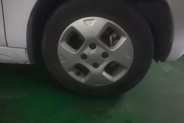 Used Roewe Clever 2021 302 km New Four-Seater Super-Efficient Version Right Front Wheel Hub