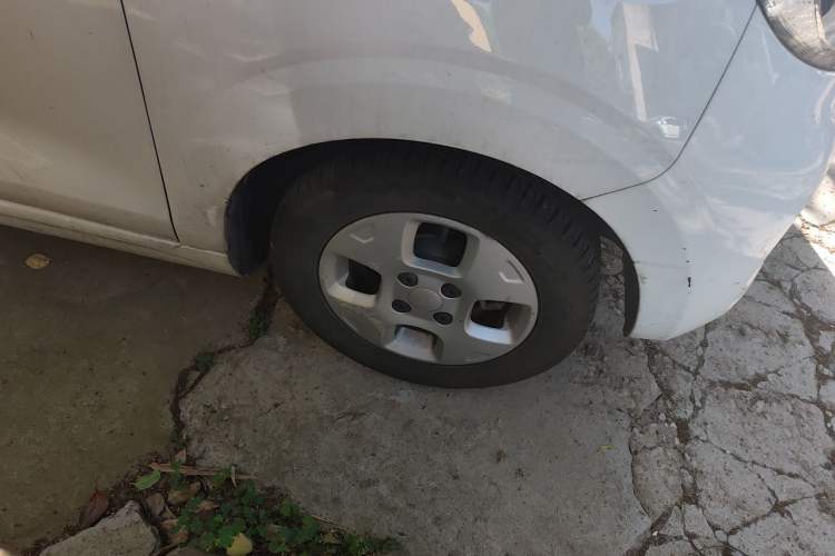 Used Roewe Clever 2021 302 km New Four-Seater Super-Efficient Version Right Front Wheel Hub