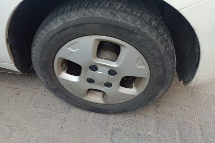 Used Roewe Clever 2021 302 km New Four-Seater Super-Efficient Version Right Front Wheel Hub