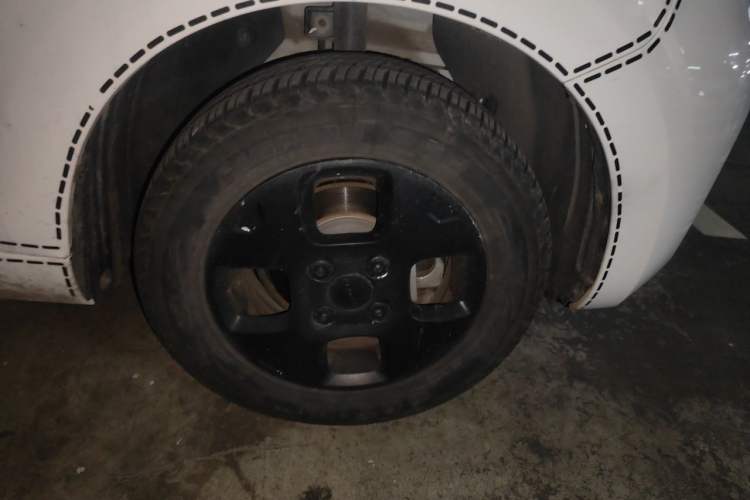 Used Roewe Clever 2021 302 km New Four-Seater Super-Efficient Version Right Front Wheel Hub