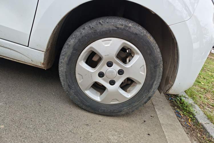 Used Roewe Clever 2021 302 km New Four-Seater Super-Efficient Version Right Front Wheel Hub
