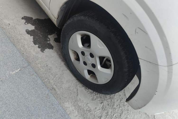 Used Roewe Clever 2021 302 km New Four-Seater Super-Efficient Version Right Front Wheel Hub