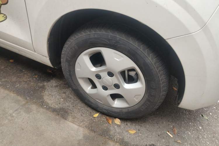 Used Roewe Clever 2021 302 km New Four-Seater Super-Efficient Version Right Front Wheel Hub
