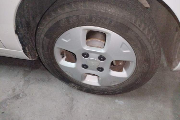 Used Roewe Clever 2021 302 km New Four-Seater Super-Efficient Version Right Front Wheel Hub