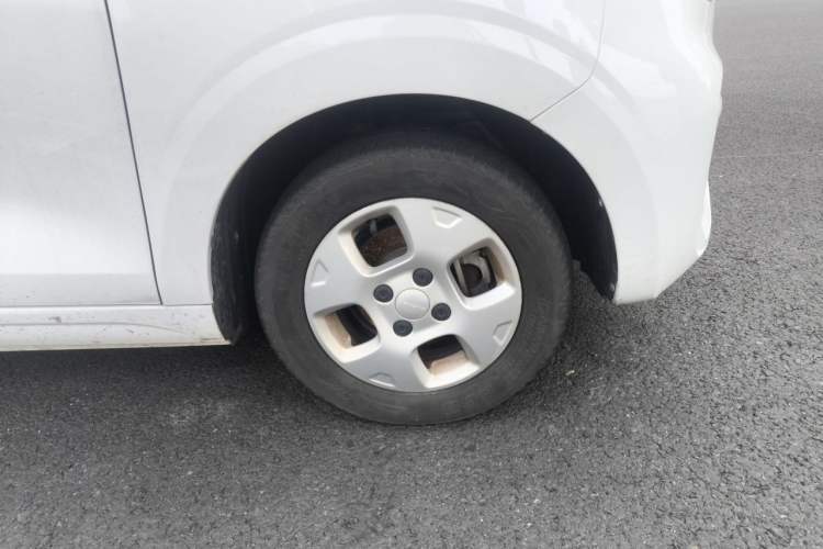 Used Roewe Clever 2021 302 km New Four-Seater Super-Efficient Version Right Front Wheel Hub