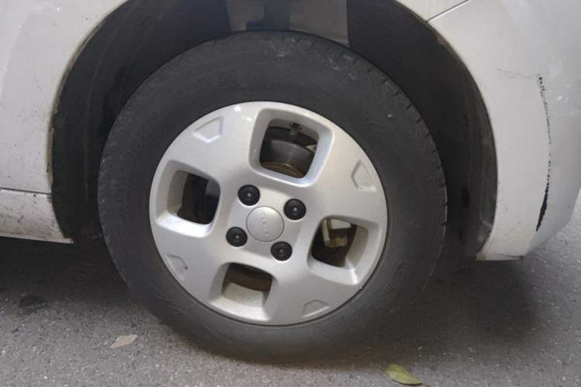 Used Roewe Clever 2021 302 km New Four-Seater Super-Efficient Version Right Front Wheel Hub