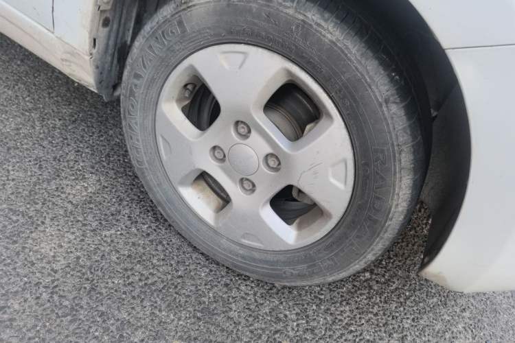 Used Roewe Clever 2021 302 km New Four-Seater Super-Efficient Version Right Front Wheel Hub