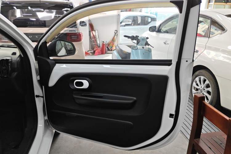 Used Roewe Clever 2021 302 km New Four-Seater Super-Efficient Version Right Rear Door Interior