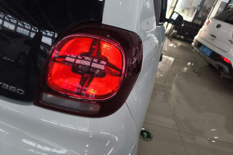 Used Roewe Clever 2021 302 km New Four-Seater Super-Efficient Version Right Rear Taillight