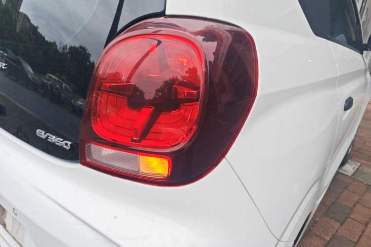 Used Roewe Clever 2021 302 km New Four-Seater Super-Efficient Version Right Rear Taillight