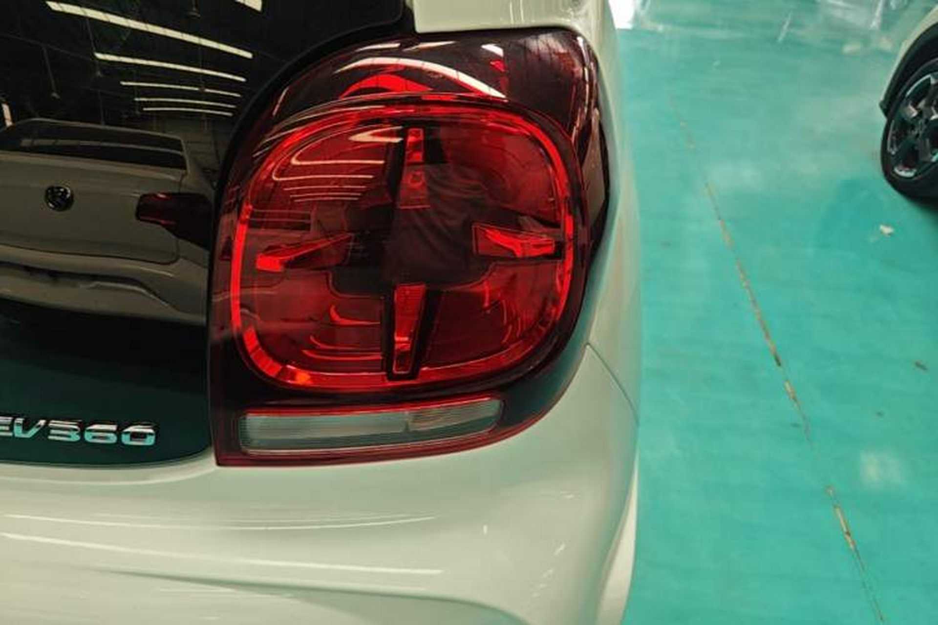 Used Roewe Clever 2021 302 km New Four-Seater Super-Efficient Version Right Rear Taillight