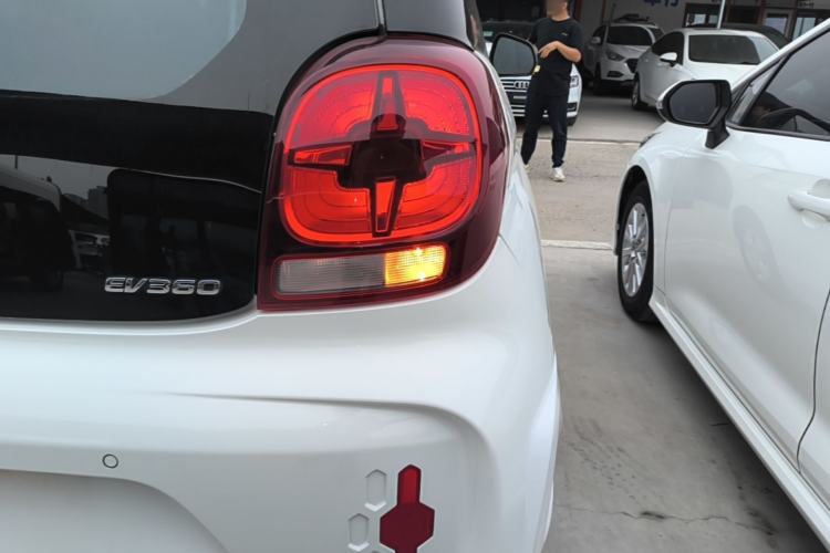 Used Roewe Clever 2021 302 km New Four-Seater Super-Efficient Version Right Rear Taillight