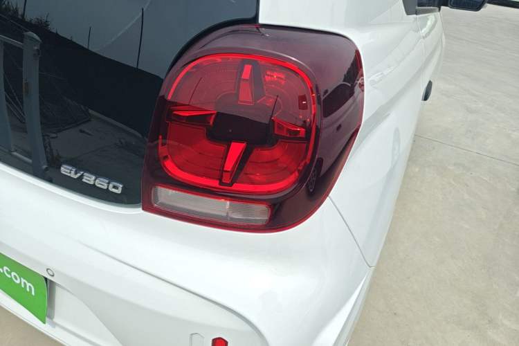 Used Roewe Clever 2021 302 km New Four-Seater Super-Efficient Version Right Rear Taillight
