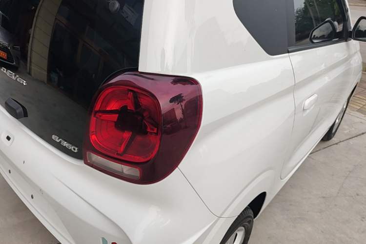 Used Roewe Clever 2021 302 km New Four-Seater Super-Efficient Version Right Rear Taillight