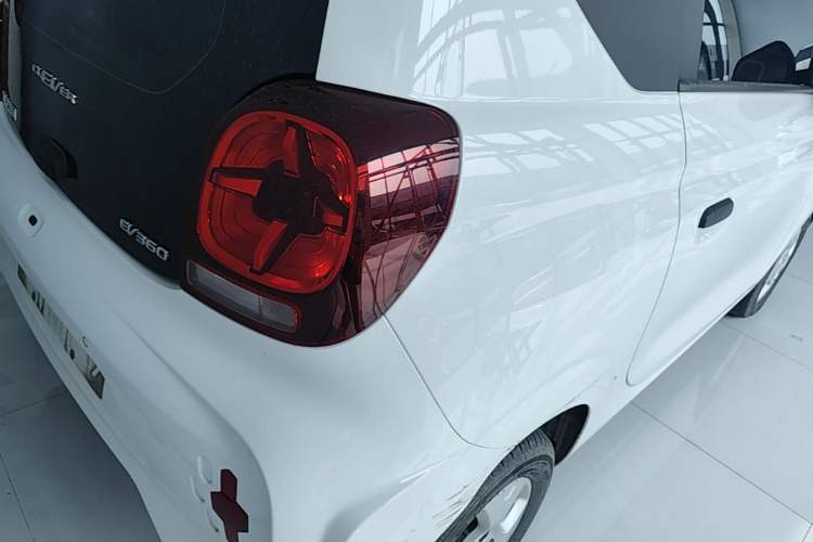Used Roewe Clever 2021 302 km New Four-Seater Super-Efficient Version Right Rear Taillight