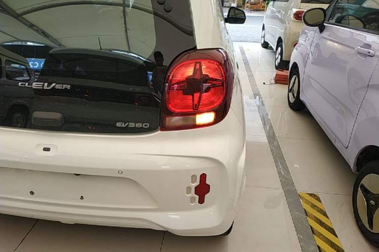 Used Roewe Clever 2021 302 km New Four-Seater Super-Efficient Version Right Rear Taillight