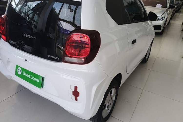 Used Roewe Clever 2021 302 km New Four-Seater Super-Efficient Version Right Rear Taillight