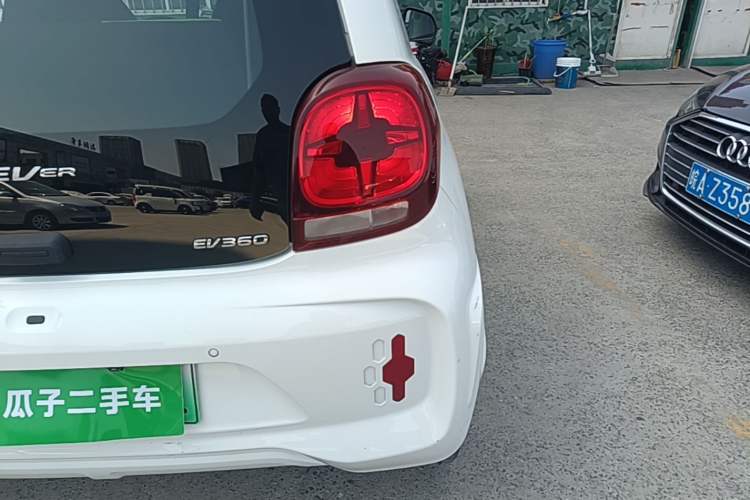 Used Roewe Clever 2021 302 km New Four-Seater Super-Efficient Version Right Rear Taillight