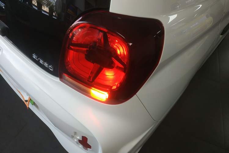 Used Roewe Clever 2021 302 km New Four-Seater Super-Efficient Version Right Rear Taillight