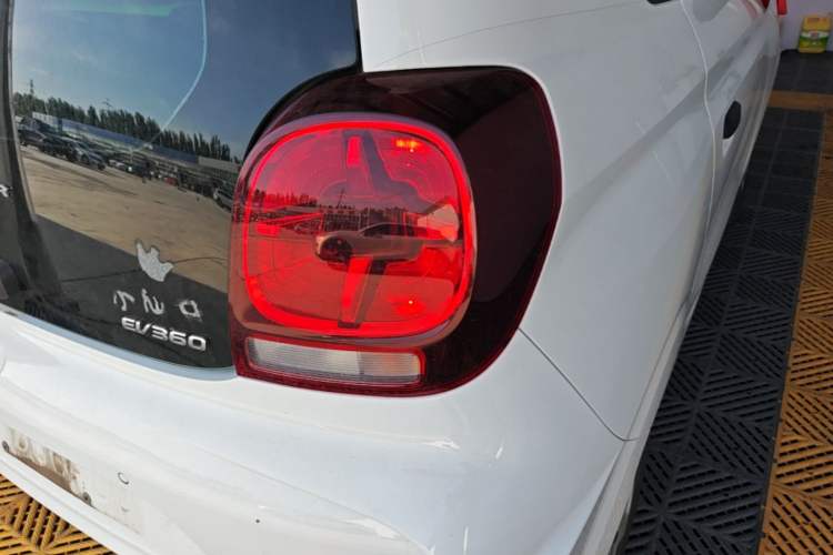 Used Roewe Clever 2021 302 km New Four-Seater Super-Efficient Version Right Rear Taillight