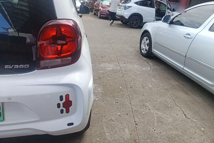 Used Roewe Clever 2021 302 km New Four-Seater Super-Efficient Version Right Rear Taillight
