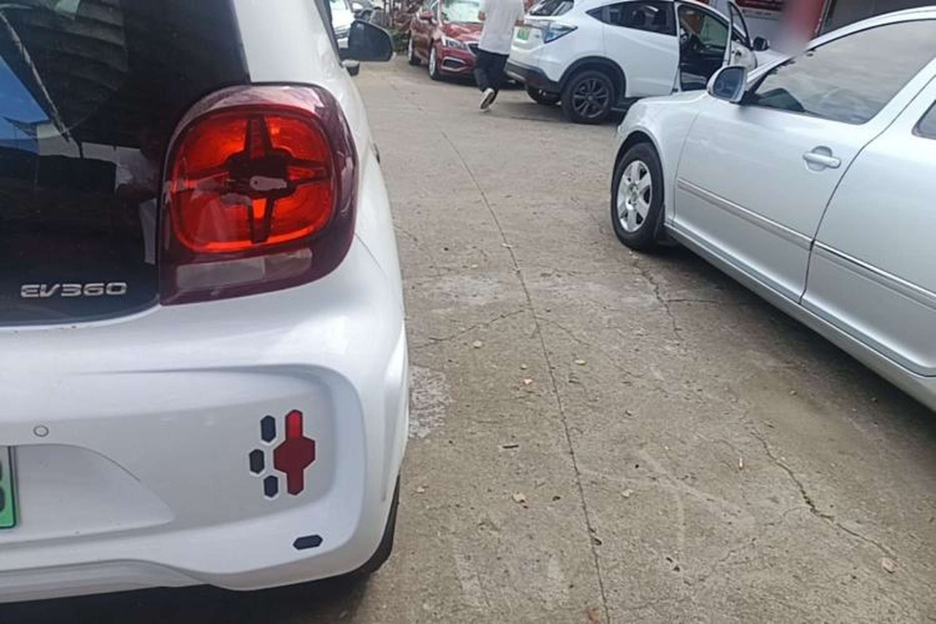 Used Roewe Clever 2021 302 km New Four-Seater Super-Efficient Version Right Rear Taillight