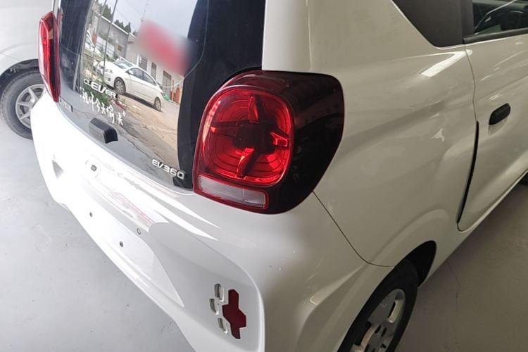 Used Roewe Clever 2021 302 km New Four-Seater Super-Efficient Version Right Rear Taillight