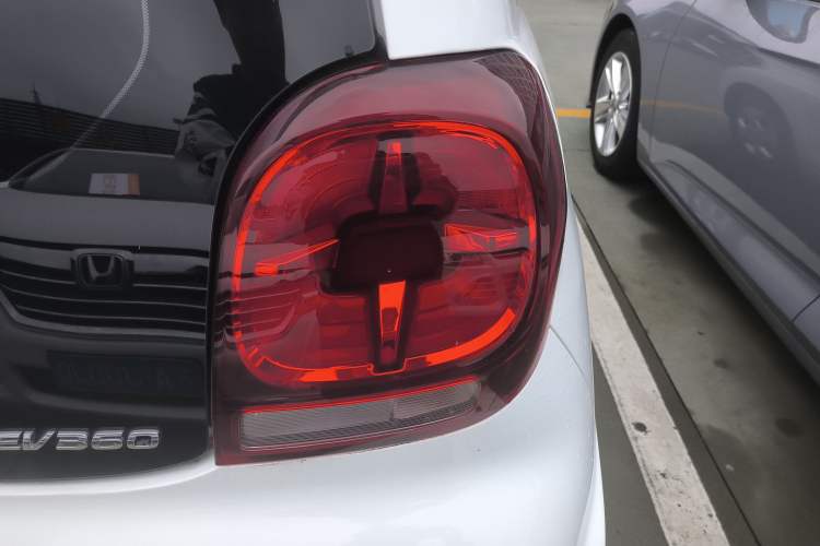 Used Roewe Clever 2021 302 km New Four-Seater Super-Efficient Version Right Rear Taillight