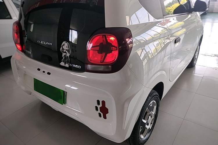 Used Roewe Clever 2021 302 km New Four-Seater Super-Efficient Version Right Rear Taillight