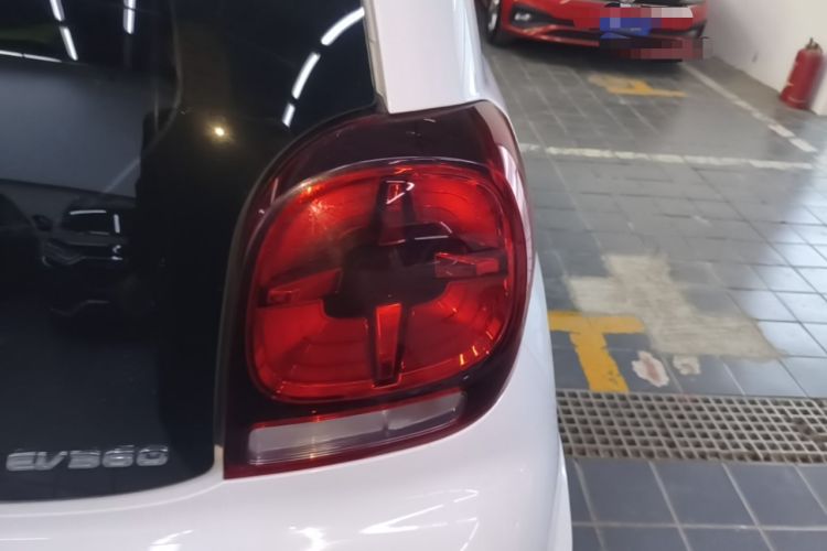 Used Roewe Clever 2021 302 km New Four-Seater Super-Efficient Version Right Rear Taillight