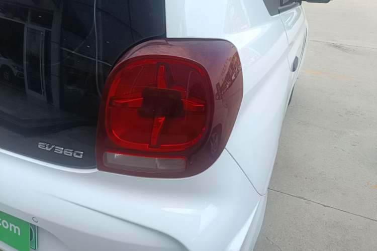 Used Roewe Clever 2021 302 km New Four-Seater Super-Efficient Version Right Rear Taillight