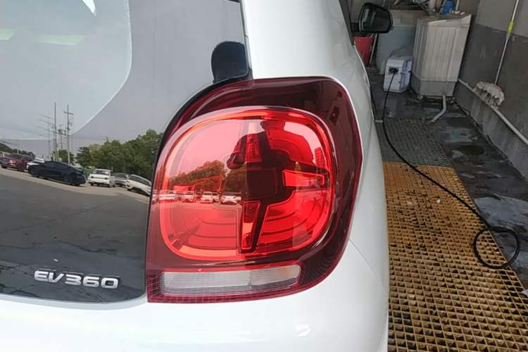 Used Roewe Clever 2021 302 km New Four-Seater Super-Efficient Version Right Rear Taillight