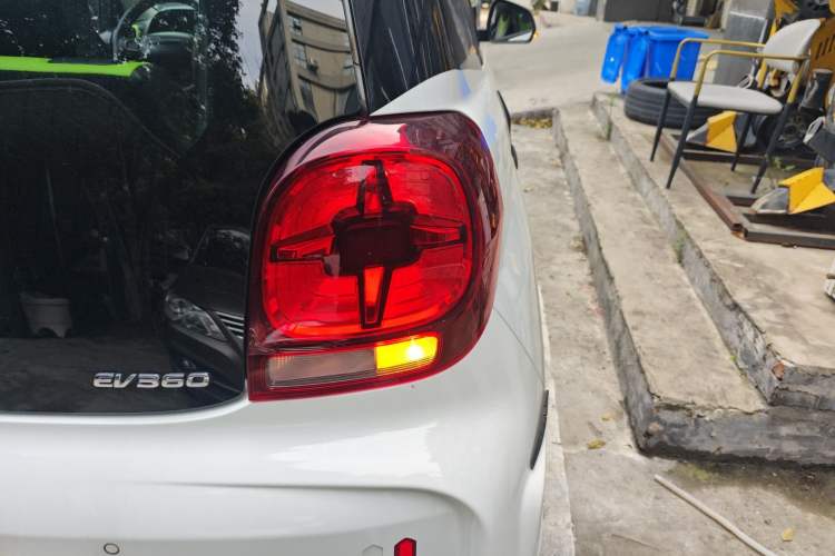 Used Roewe Clever 2021 302 km New Four-Seater Super-Efficient Version Right Rear Taillight