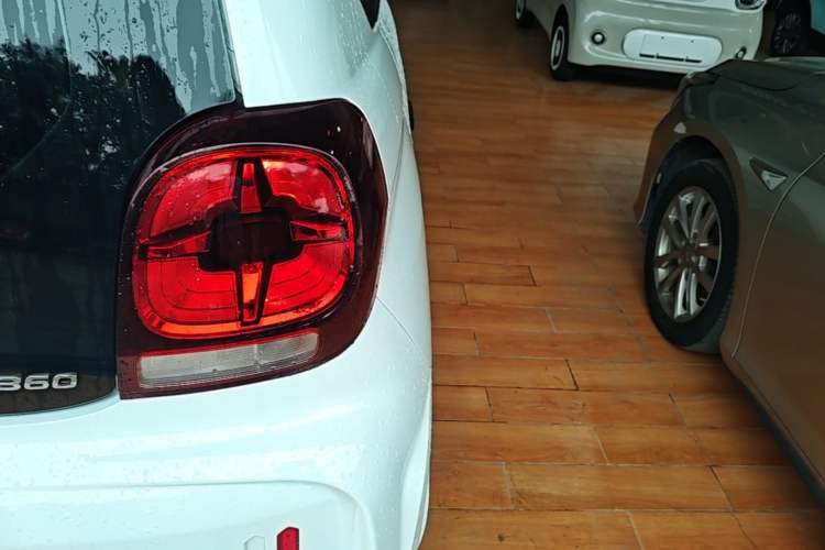 Used Roewe Clever 2021 302 km New Four-Seater Super-Efficient Version Right Rear Taillight