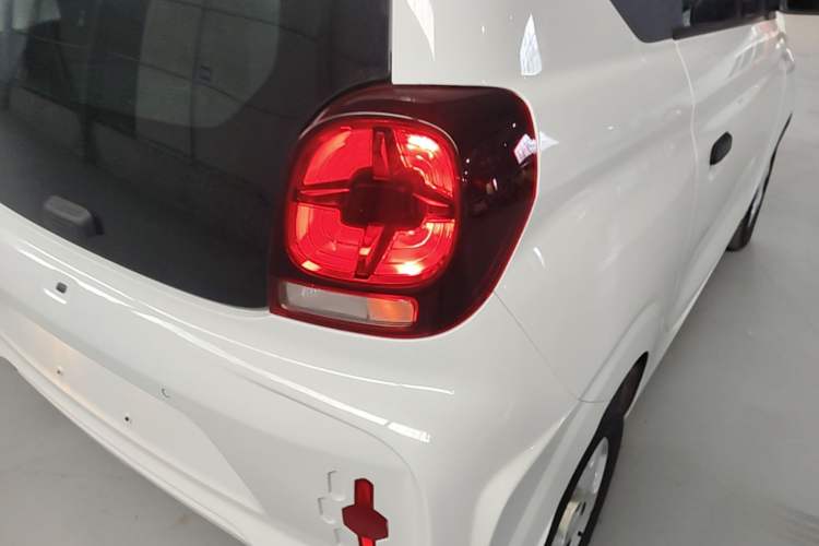 Used Roewe Clever 2021 302 km New Four-Seater Super-Efficient Version Right Rear Taillight
