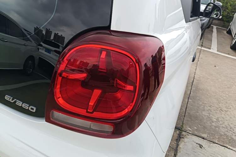 Used Roewe Clever 2021 302 km New Four-Seater Super-Efficient Version Right Rear Taillight