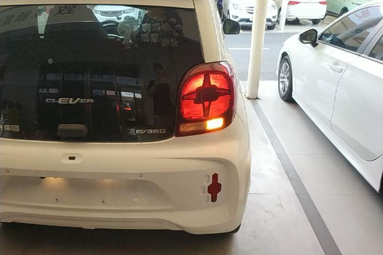 Used Roewe Clever 2021 302 km New Four-Seater Super-Efficient Version Right Rear Taillight