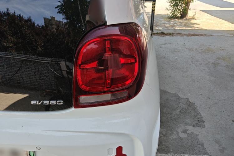 Used Roewe Clever 2021 302 km New Four-Seater Super-Efficient Version Right Rear Taillight
