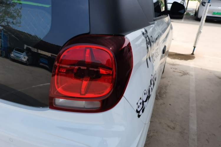 Used Roewe Clever 2021 302 km New Four-Seater Super-Efficient Version Right Rear Taillight