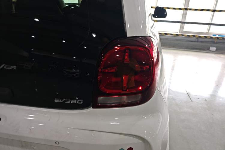 Used Roewe Clever 2021 302 km New Four-Seater Super-Efficient Version Right Rear Taillight