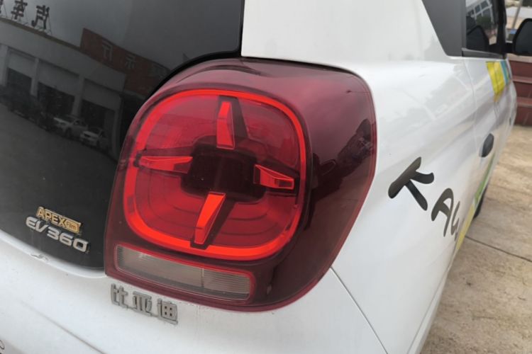 Used Roewe Clever 2021 302 km New Four-Seater Super-Efficient Version Right Rear Taillight