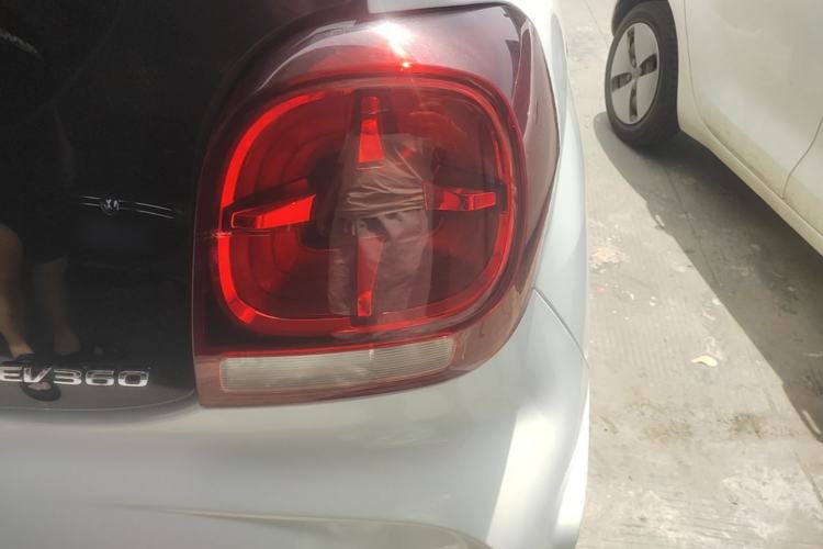 Used Roewe Clever 2021 302 km New Four-Seater Super-Efficient Version Right Rear Taillight