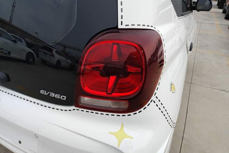 Used Roewe Clever 2021 302 km New Four-Seater Super-Efficient Version Right Rear Taillight