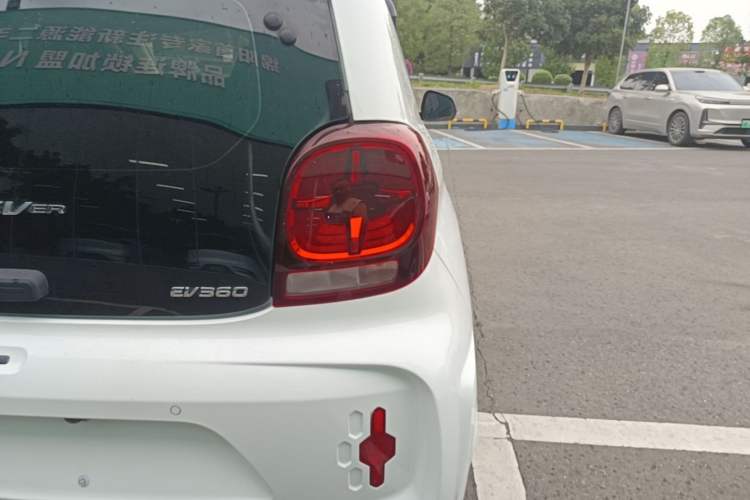 Used Roewe Clever 2021 302 km New Four-Seater Super-Efficient Version Right Rear Taillight